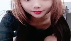 年轻的小老板娘又在店里发骚，吧台内漏出骚逼诱惑狼