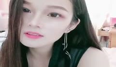 气质高挑尤物露脸大黑吊深喉自慰深喉插嘴，表情骚气