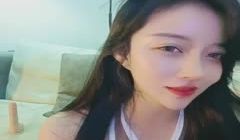 有点混血高挑模特女神，撅起屁股露出美鲍鱼，和网友