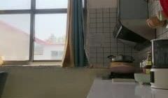 欠操的农家小少妇，一个人在家跟狼友发骚赚外快，全