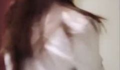 剧情片：性感黑丝女教师遭猥琐学生尾随到家，强行内