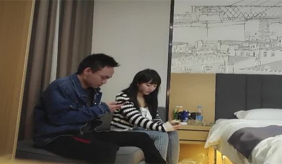 条纹衫兼职妹约炮实录，各种姿势玩到潮吹喷水