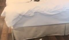 大胆猥琐男背着女友把她气质漂亮的美女闺蜜弄晕带到