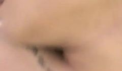 高颜值苗条妹子【安琪拉】洗完澡自摸掰穴，大黑牛震