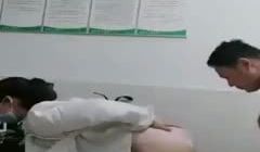 小护士被医生鸡巴蹭得逼穴好痒，我要我要快点进去，