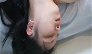 猥琐胖哥请妹妹闺蜜吃饭偷下药带到宾馆操了竟是无毛