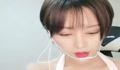 短发酷酷长舌头纹身妹子道具自慰诱惑，椅子上开腿掰