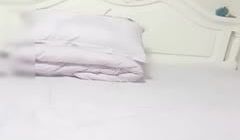 艺校靓妹洗白白后拿起个小吉他弹琴直播福利大秀