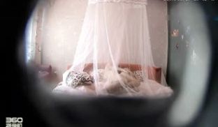 主题酒店娇小漂亮美女被男友来回爆了5次,个子太高