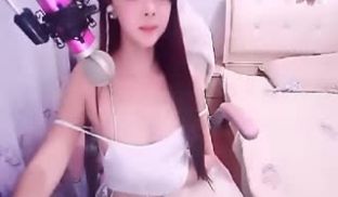 人气长发女神可琪镜头前摸奶抠逼与网友激情互动 对