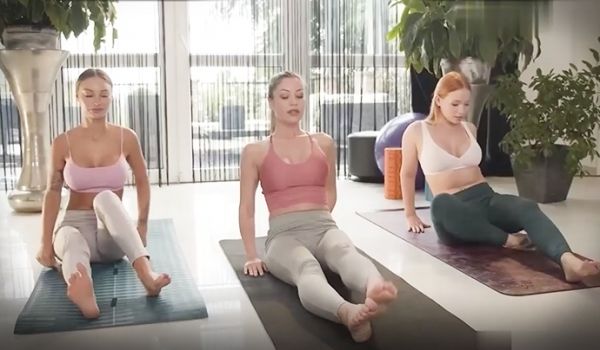 恋的性爱3姐妹的完美身材任你看看。