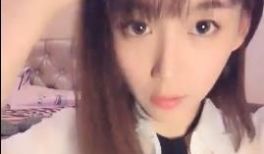 都学生妹子，为帮补家计开启自慰直播秀，很是诱惑.