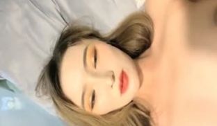 苗条妖艳妹子厨房口交