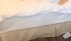 大胆猥琐男背着女友把她气质漂亮的美女闺蜜弄晕带到