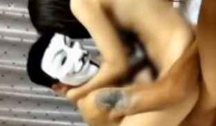 19岁河南漂亮白的小美女直播时为了网友多刷道具,