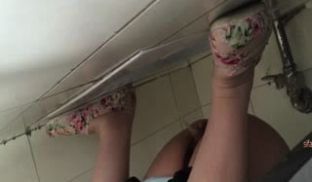 国内厕拍牛人潜入某高校图书馆女厕多角度偷拍妹子嘘