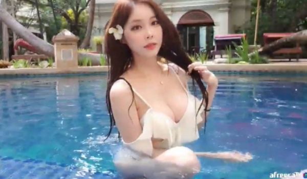 [韩国] 超像偶像女团的正妹主播下海了…游泳池里