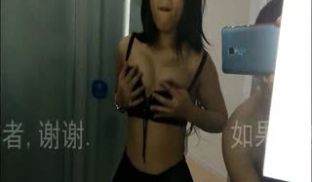 光着屁股迎接送上门的小骚货，内裤都不穿进来就诱惑