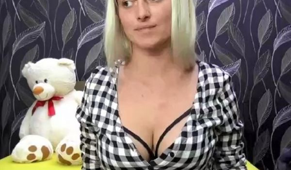 [欧美主播外流]巨乳正妹手淫自慰还要自是不忘自拍