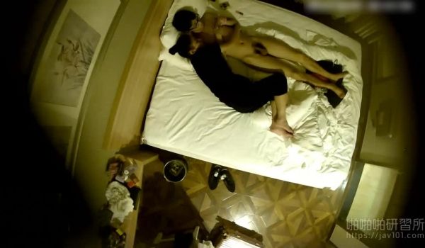 眼镜仔边看A片边躺着抽插诱人娇躯的女友