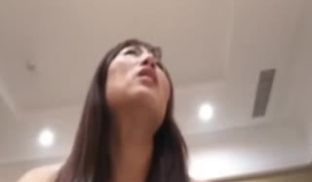 叫妹妹看店自己出来约炮的轻熟女老板娘