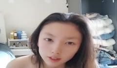 #直播 清纯系良家一个人在家诱惑