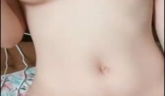 白皙贫乳骚货淫声荡语撩骚互动,假屌玩弄骚逼自慰.