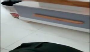 莞式一条龙约兼职妹玩3P.