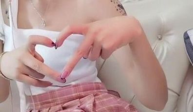 很高的小女人镜头前直播大秀被狼友调教听指挥脱光衣