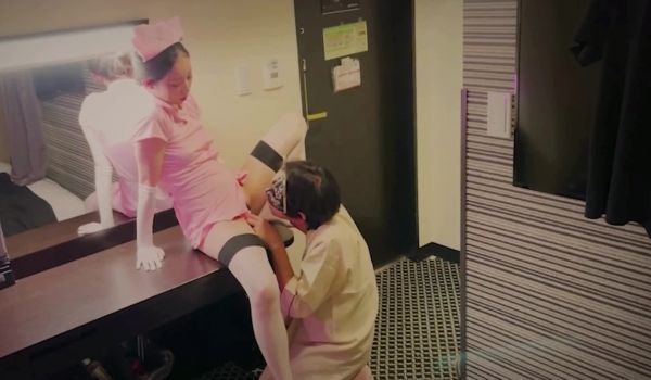 淫娃和男友在打扑克情趣护士装太有情调了娴熟吃鸡吸