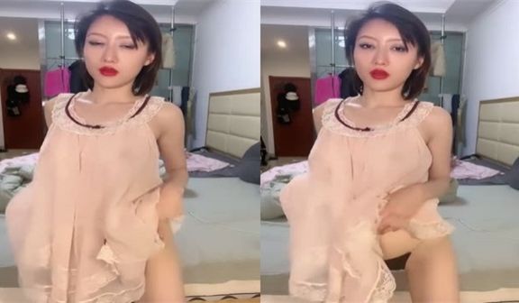 饥渴长腿苗窕大奶御姐口交伺候狼友激情操