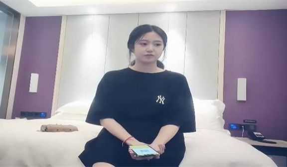 极品寻花长相文静马尾辫妹子特写深喉硬了直接抱起来