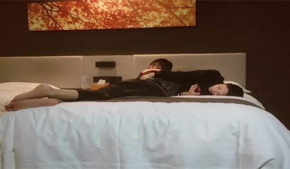 新人探花二号选手酒店约操气质少妇撩起裙子吸吮奶子