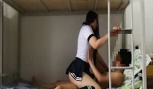 偷拍室友带学妹来房间玩