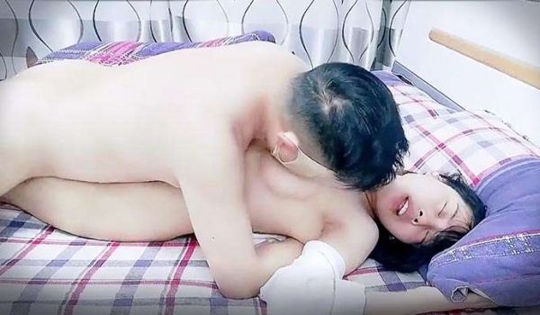 KU喂不饱的小少妇露脸镜头前发骚诱惑大哥，让大哥