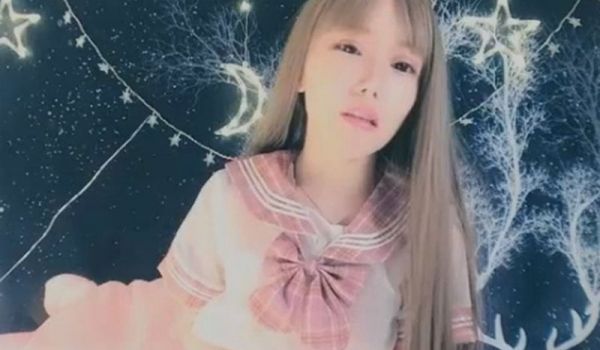 苗条妹子性感黑丝开档道具自慰!