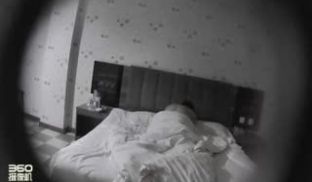 酒店360TP有点2逼的年轻小情侣不会弄遥控器衣