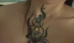 反差纹身妹，自慰假肉棒插穴1