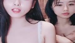 #直播_小姐姐带甜美闺蜜一起秀_，性感黑丝丁字裤